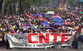 Manifestación en marcha por los trabajadores de la CNTE