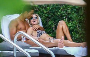 Pareja disfrutando de una tarde en un jardin