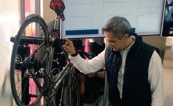 Miguel Angel Mancera revisando una Bicicleta