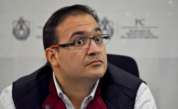 Duarte sentado escuchando las opiniones