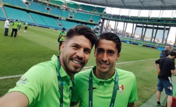 Dos jugadores en el estadio Azul