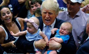 Donald Trump cargando a dos bebes