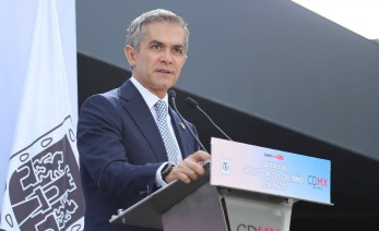 Miguel Angel Mancera dando un discurso