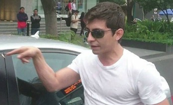 Lord Audi apuntando con su dedo a un policia