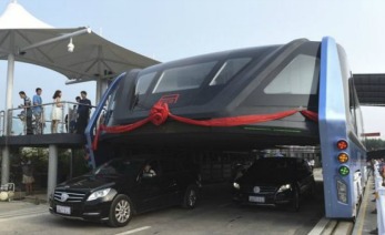 Se estrena autobús elevado futurista