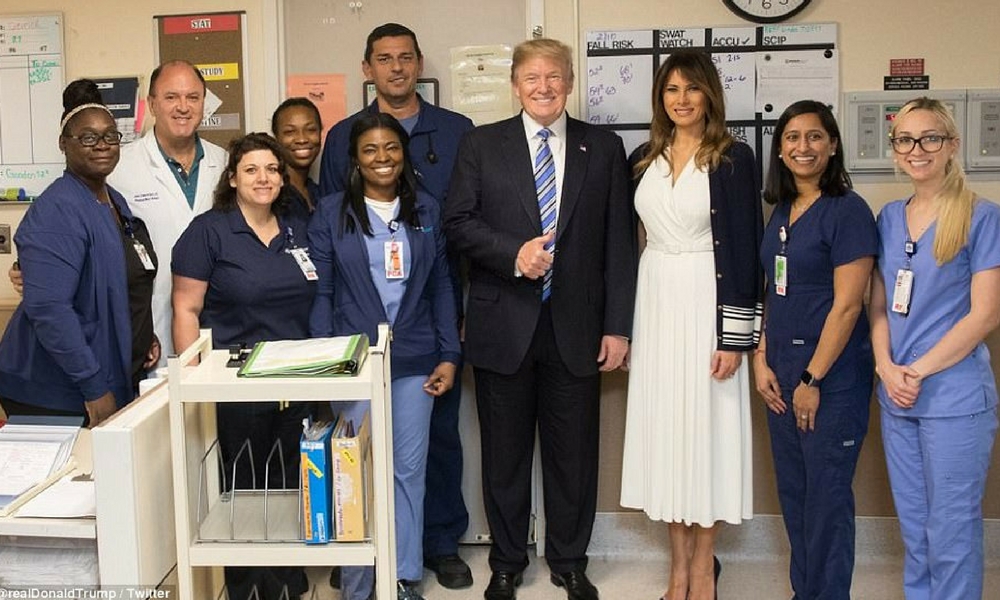 Donald-Trump-sonriendo-con-las-victimas-del-tiroteo-de-Florida.jpg