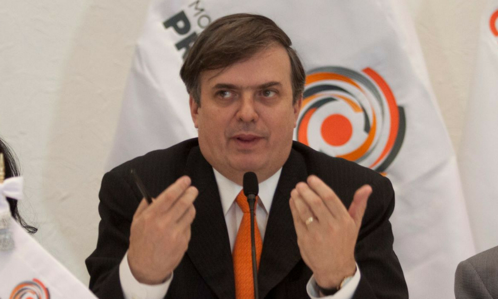 Marcelo Ebrard felicitó a Mia Khalifa