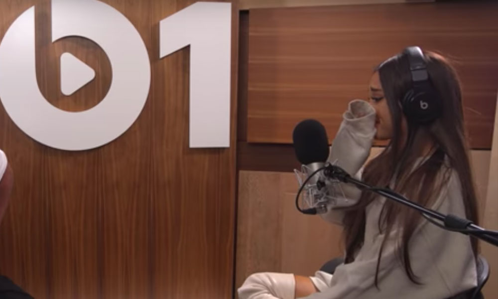 Ariana Grande rompe en llanto