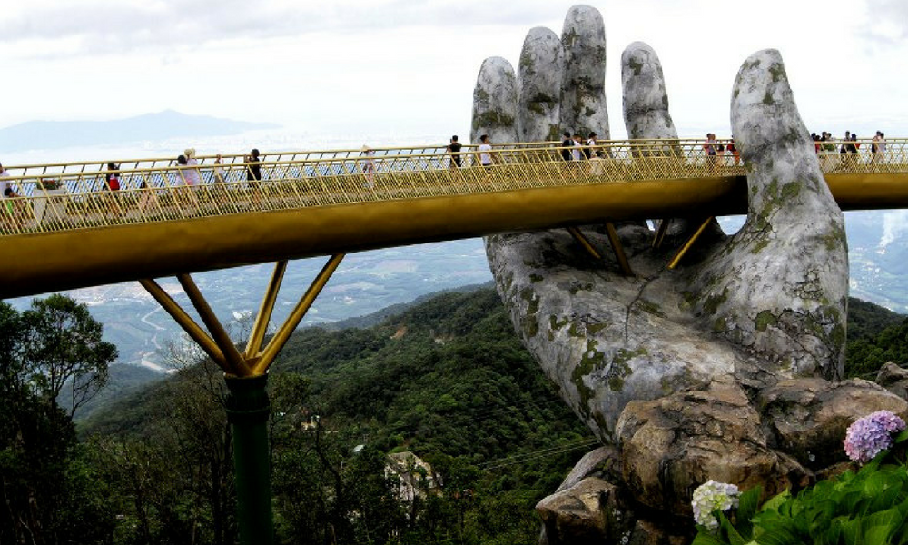 puente en Vietnam sostenido por dos manos