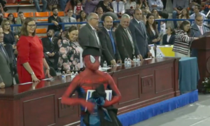 Joven se graduó de la Universidad con traje de ‘Spiderman’
