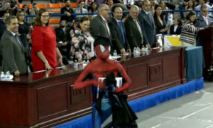 Joven se graduó de la Universidad con traje de ‘Spiderman’