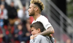 Neymar regala camiseta a niño