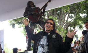 estatua de Alex Lora