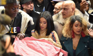 Cardi B regaló abrigos