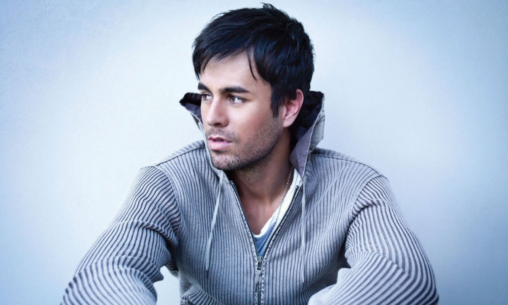 Enrique Iglesias besa a mujer madura