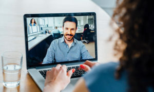 Facebook lanza pantalla para hacer videollamadas