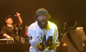 Fred Durst se salva de patada voladora