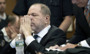 Desestimó un cargo contra Weinstein