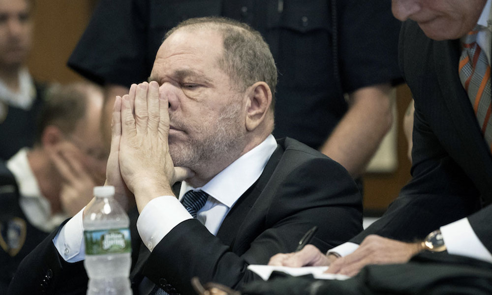 desestimó un cargo contra Weinstein