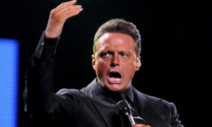 Luis Miguel enojado en el escenario