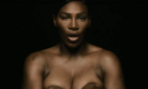 Serena Williams cantando en topless