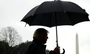 Trump dejó a Melania bajo la lluvia