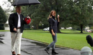 Trump dejó a Melania bajo la lluvia