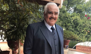 Vicente Fernández besando a una joven