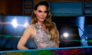 Papá de Belinda la regañó por un escote