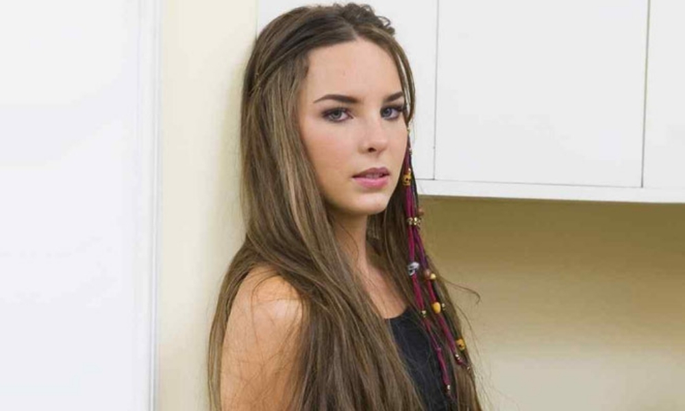Belinda lució 'muy masculina' en portada de revista