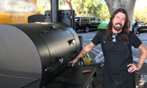 Dave Grohl preparó un asado para bomberos