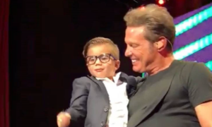 Luis Miguel abraza a un niño ecuatoriano