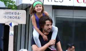 Hija de Diego Luna se pintó el cabello