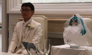 Japonés se casa con un holograma