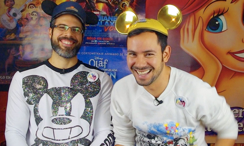 Posar con las orejas de Mickey Mouse