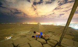 foto íntima en la pirámide de Egipto
