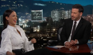 Eiza González con Jimmy Kimmel