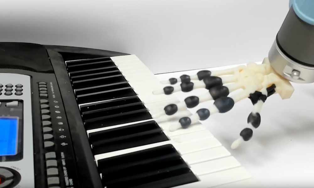 mano de robot capaz de tocar el piano