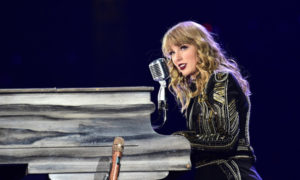 póster de su película Taylor Swift