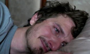 Hombre llora lágrimas de sangre-3