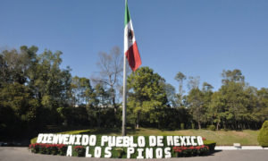 asistentes a Los Pinos en su primer día como museo