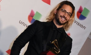 Maluma es visto con su novia