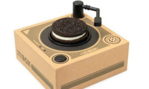 tocadiscos que reproduce música con galletas
