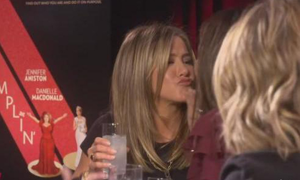 Jennifer Aniston besó a Sandra Bullock