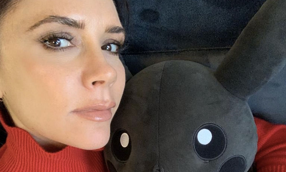 Victoria Beckham y Pikachu