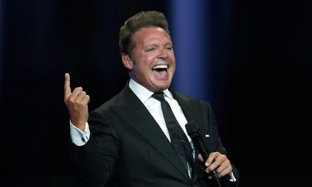 Luis Miguel recibió una pintura de su mamá