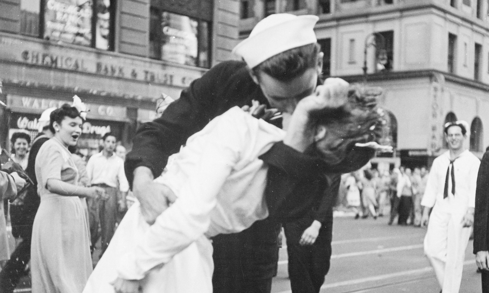 fotografía del beso del Día de la Victoria