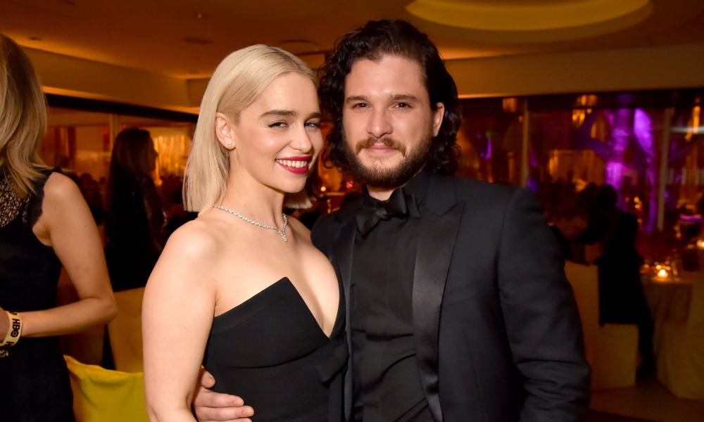 Emilia Clarke y Kit Harington publican fotografía familiar