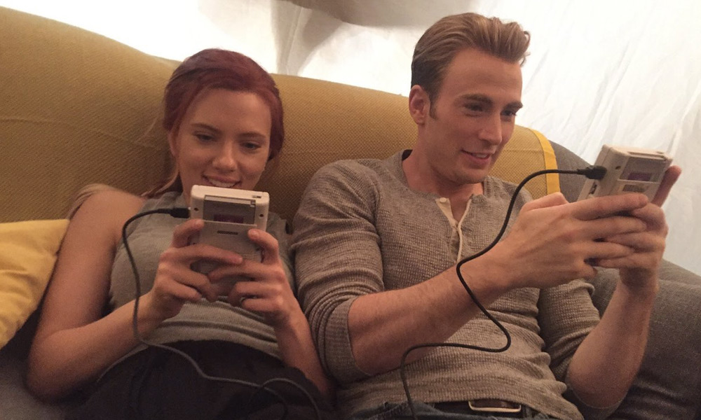 Scarlett Johansson y Chris Evans juegan con un Game Boy