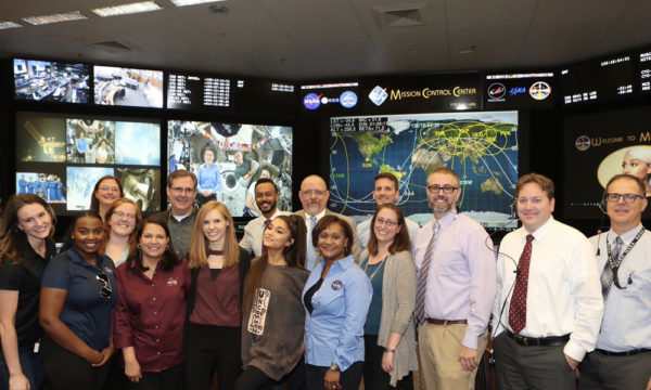 Ariana Grande en la NASA